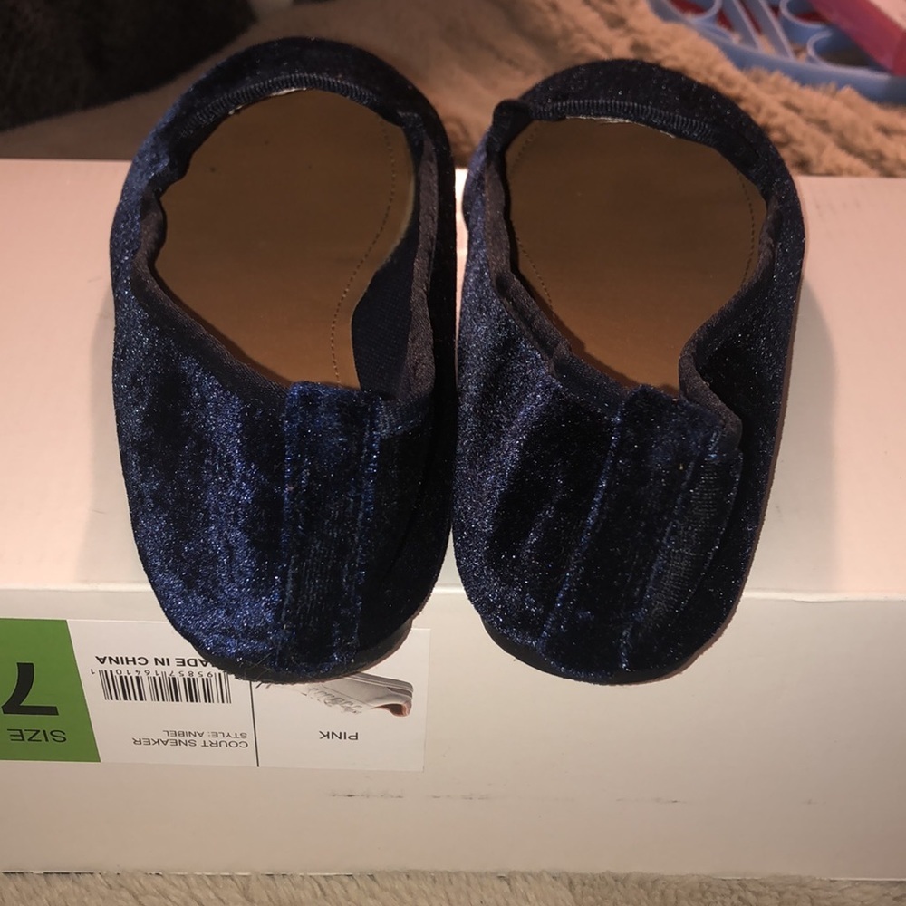 NWOT SO Velvet Loafers, size 6 - Picture 3 of 7